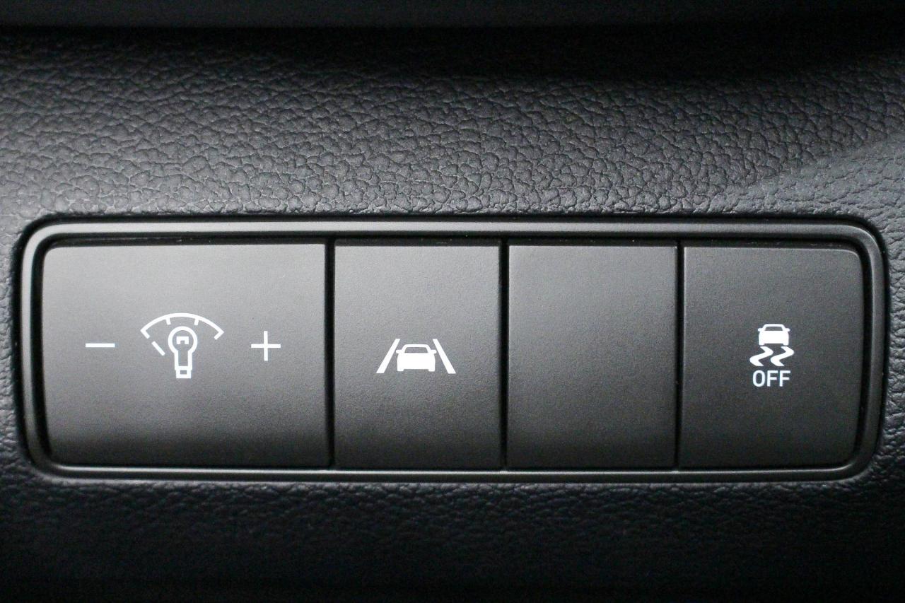 2022 Hyundai Santa Fe Preferred TWO SETS OF TIRES - HEATED SEATS/STEERING WHEEL - CLOTH UPHOLSTERY Photo