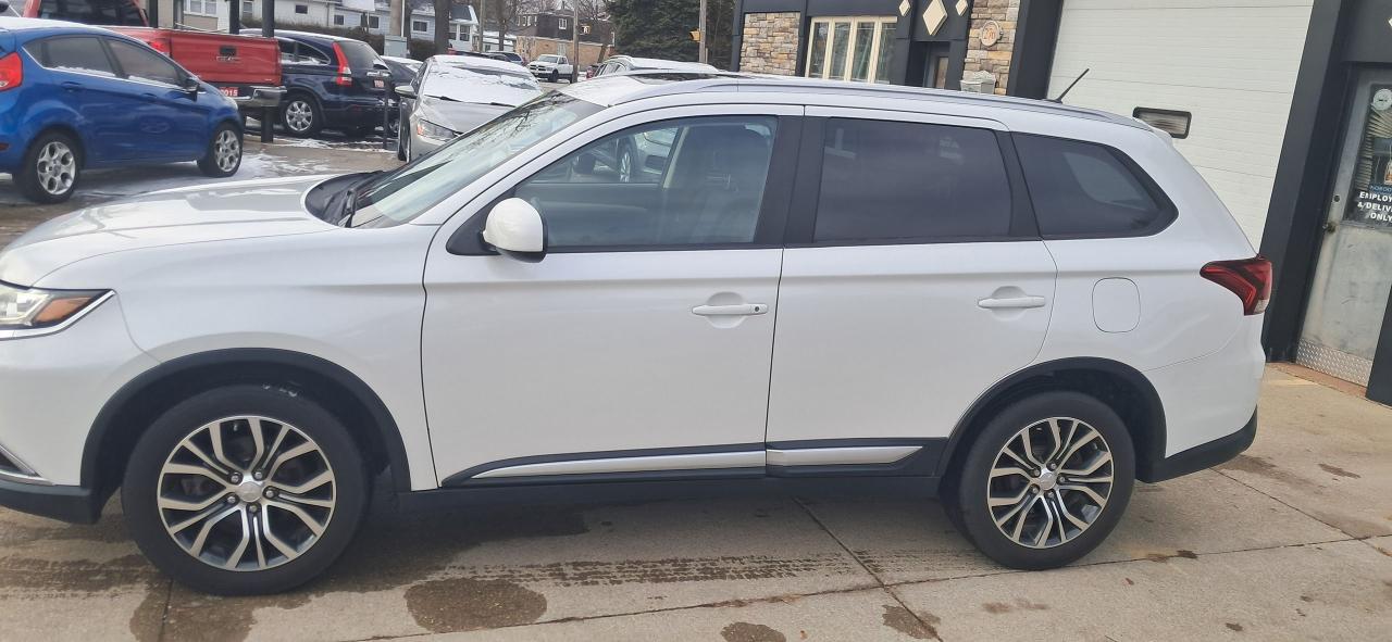 2016 Mitsubishi Outlander SE -AWD Photo2