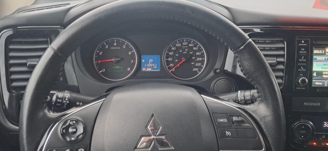 2016 Mitsubishi Outlander SE -AWD Photo