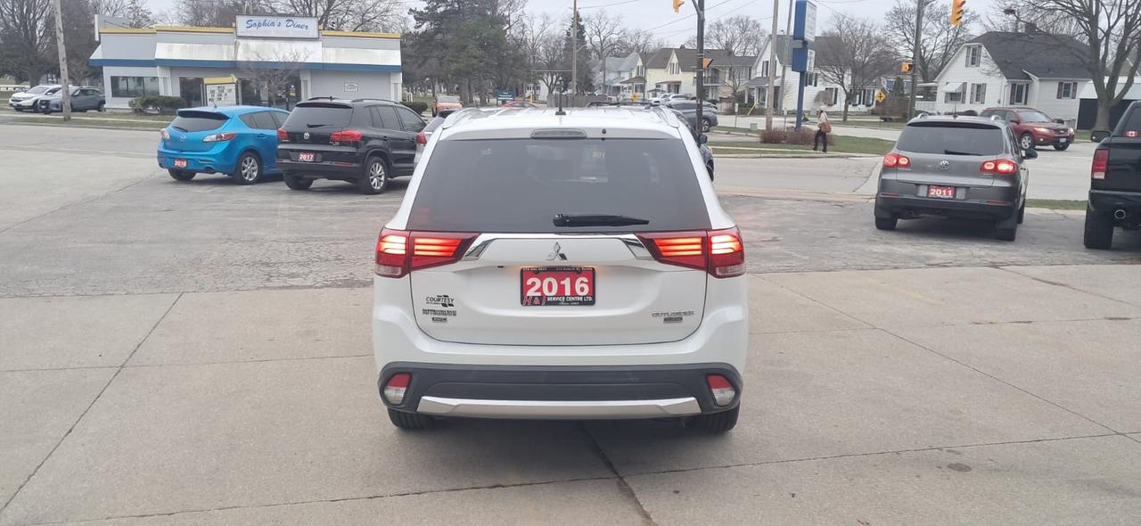 2016 Mitsubishi Outlander SE -AWD Photo