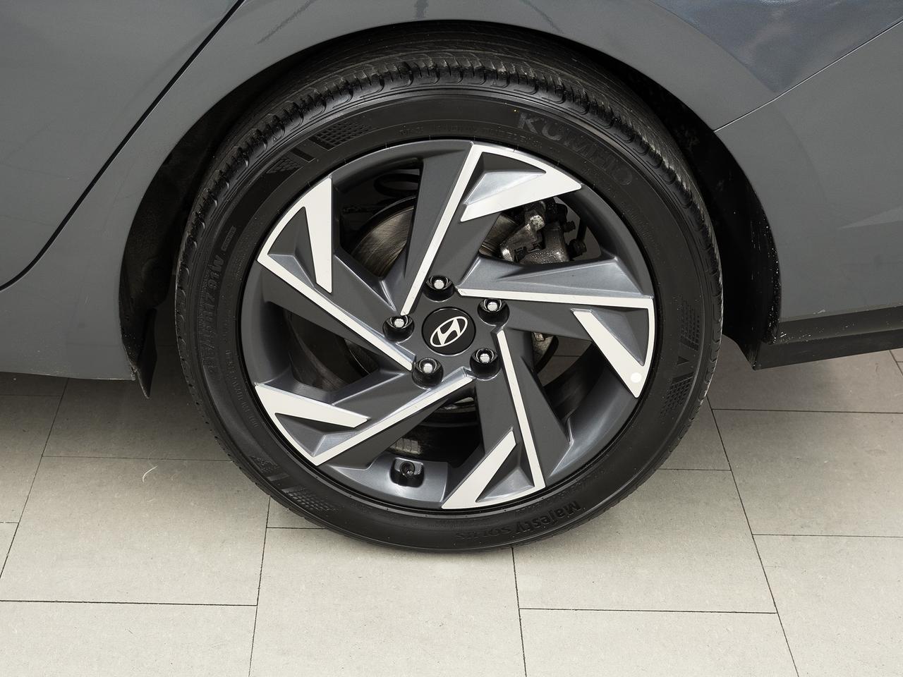 2024 Hyundai Elantra LUXURY | Nav | Leather | Sunroof | ACC | CarPlay