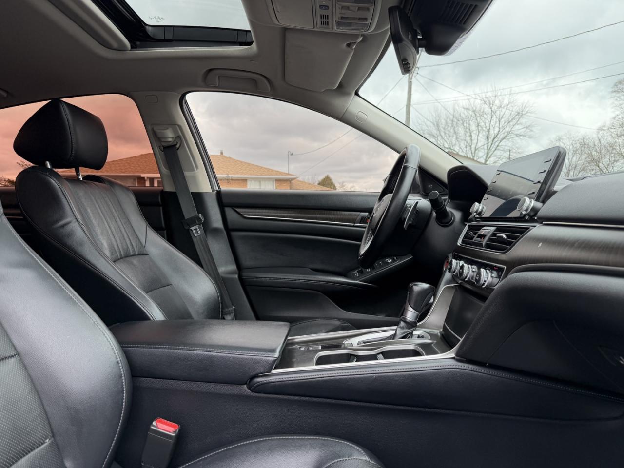 2018 Honda Accord Touring CVT Photo