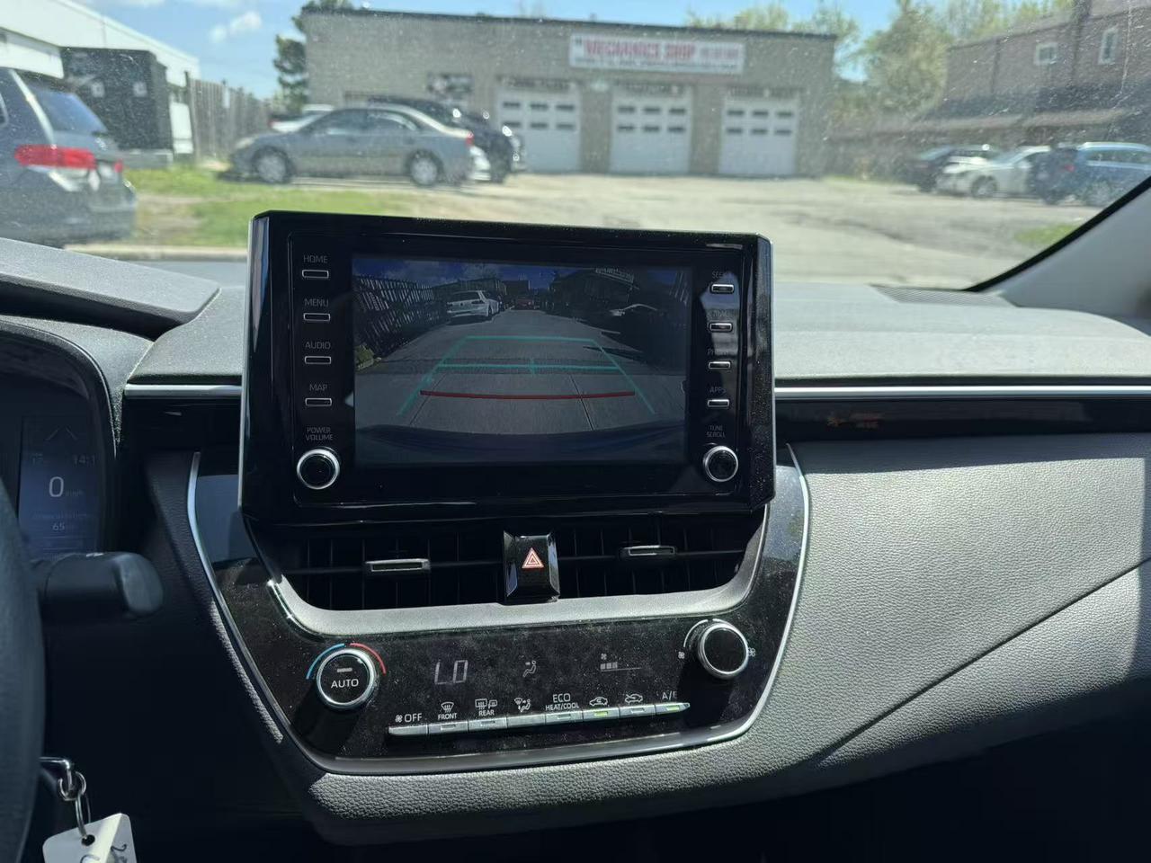 2021 Toyota Corolla LE Photo