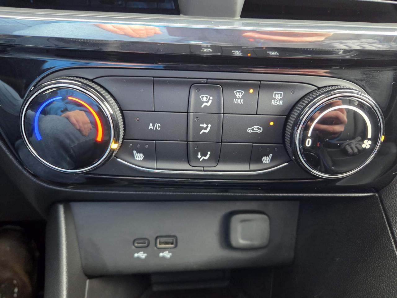 2025 Buick Encore GX Sport Touring Leather | Sunroof | Tech Pkg | 19" Wheels Photo