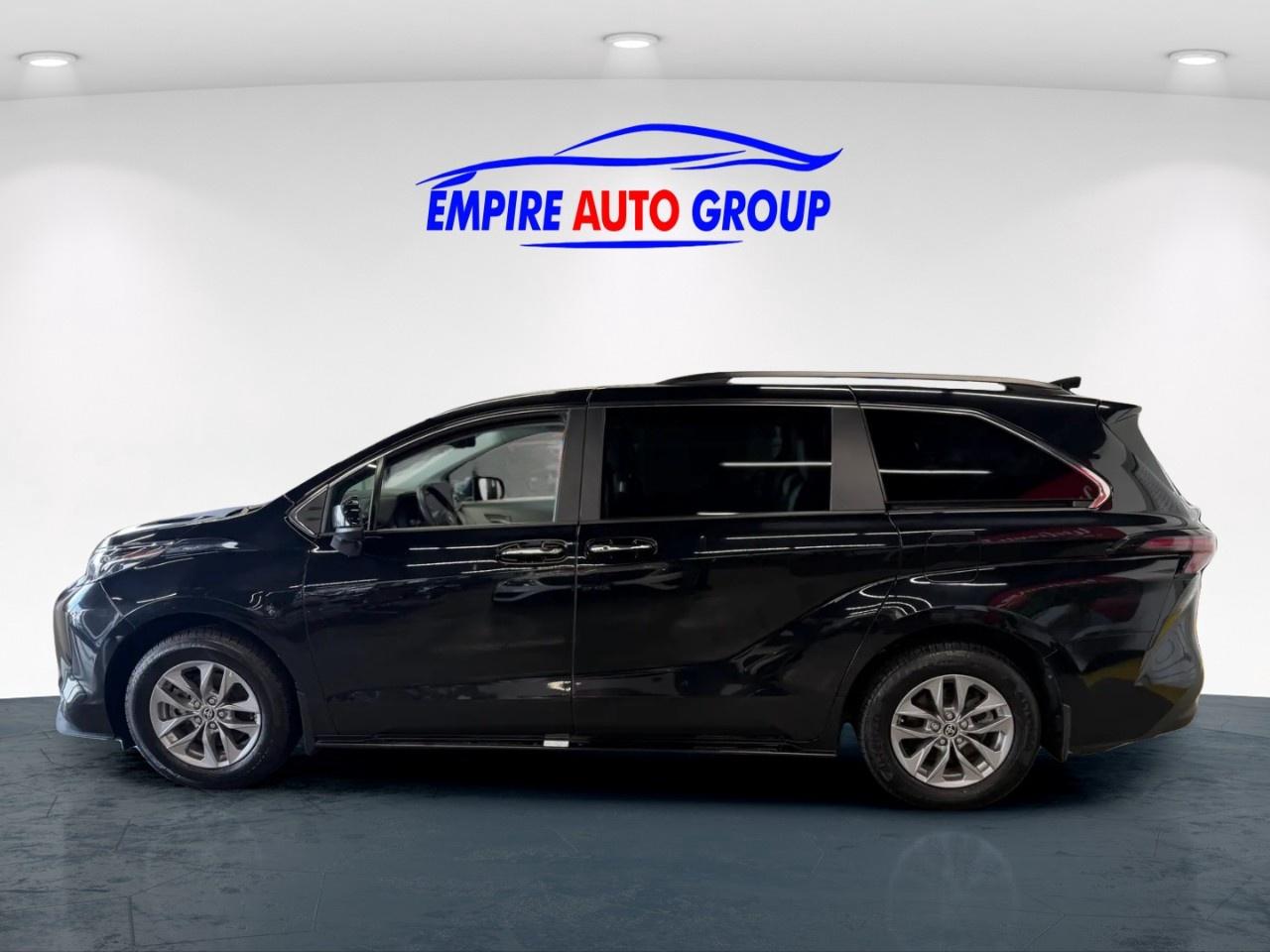 2025 Toyota Sienna HYBRID Photo3