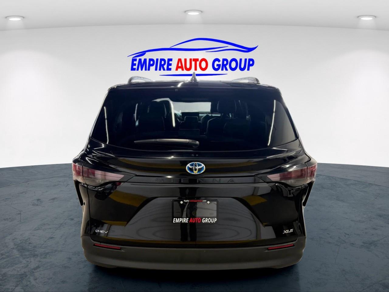 2025 Toyota Sienna HYBRID Photo