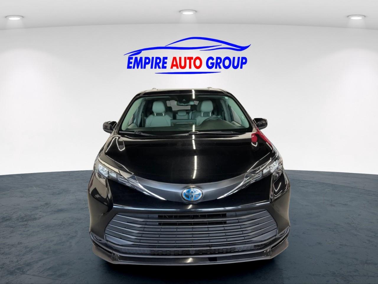 2025 Toyota Sienna HYBRID Photo2