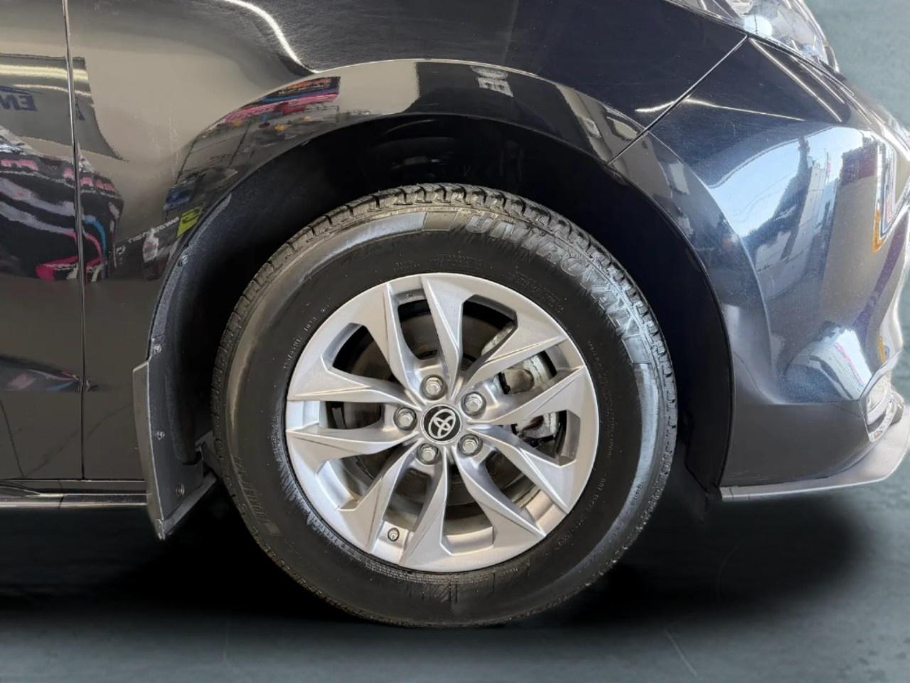 2025 Toyota Sienna HYBRID Photo