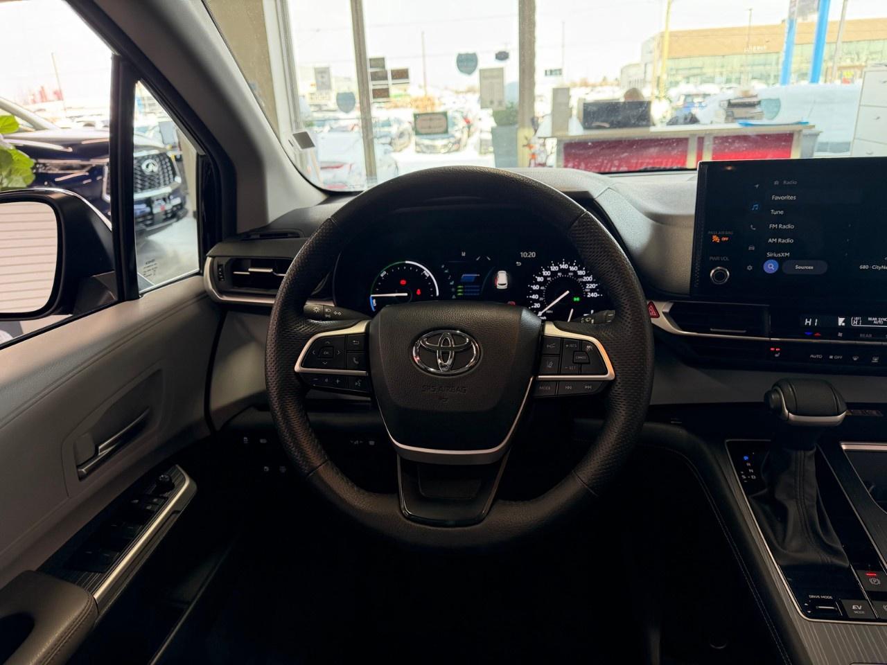 2025 Toyota Sienna HYBRID Photo