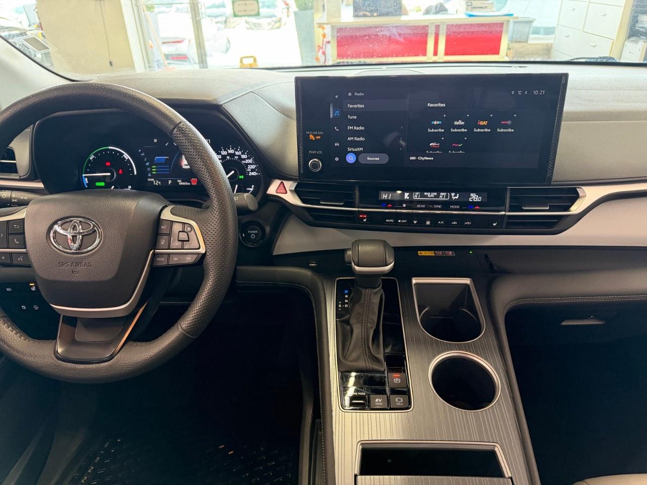 2025 Toyota Sienna HYBRID Photo