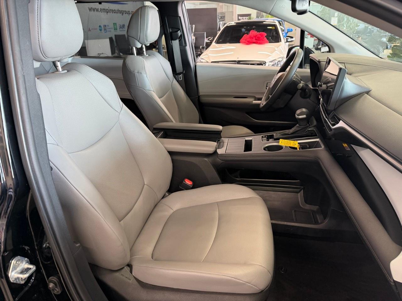 2025 Toyota Sienna HYBRID Photo