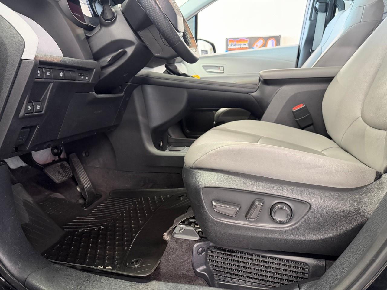 2025 Toyota Sienna HYBRID Photo