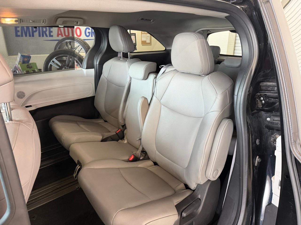 2025 Toyota Sienna HYBRID Photo