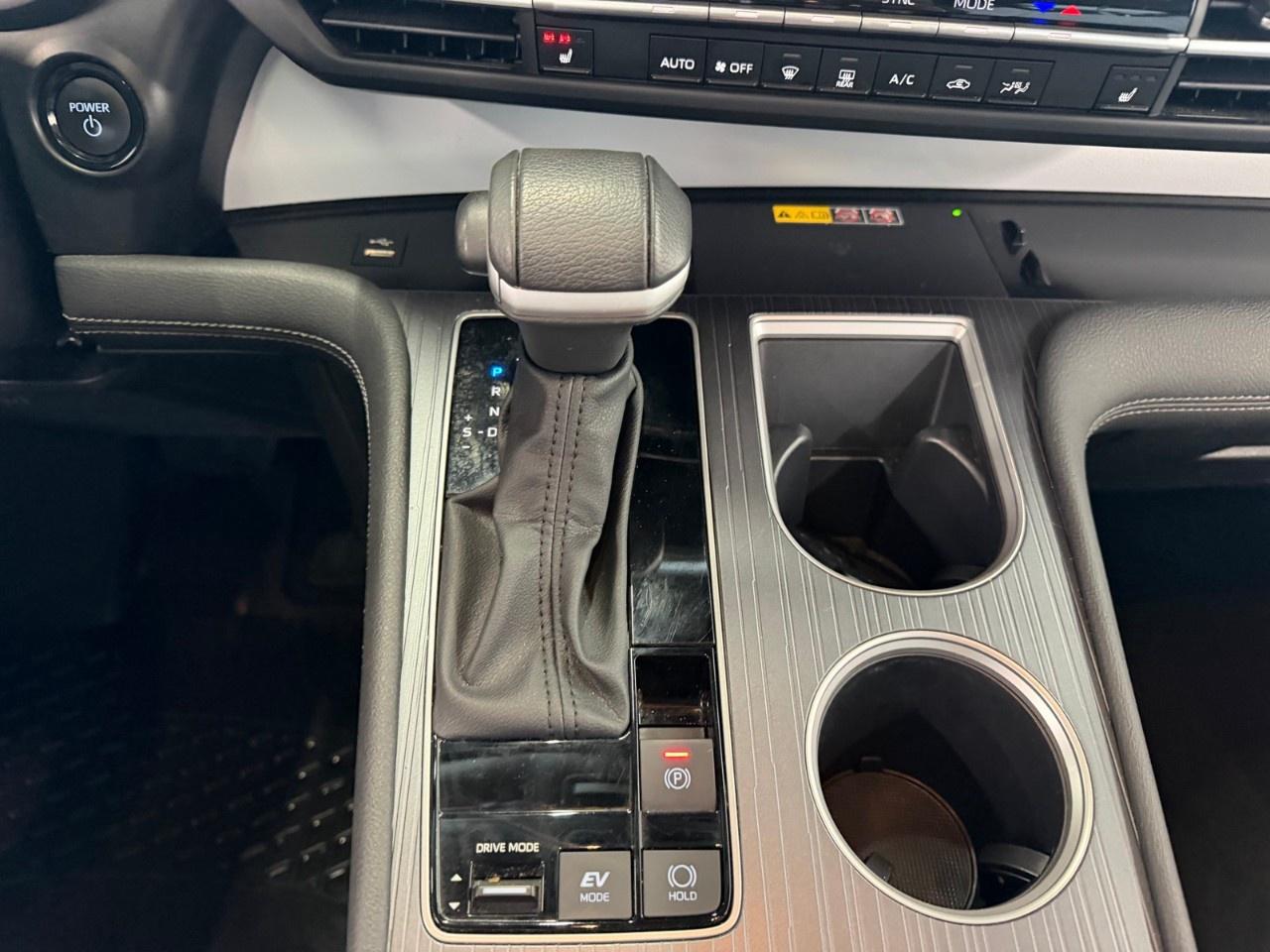 2025 Toyota Sienna HYBRID Photo