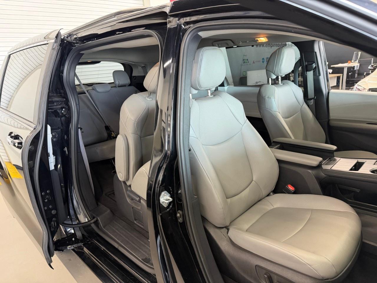 2025 Toyota Sienna HYBRID Photo