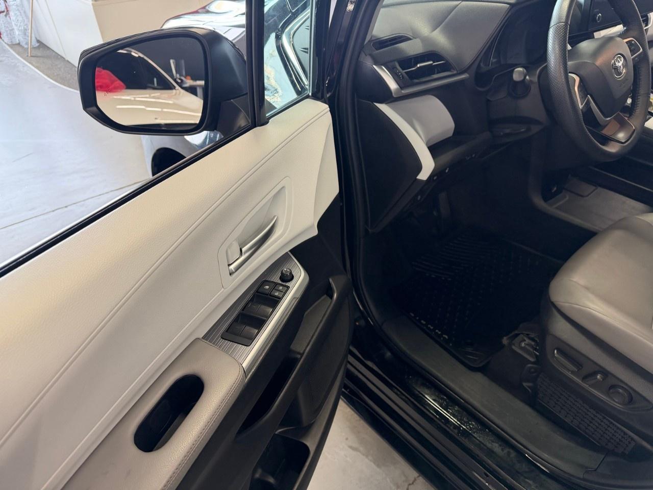 2025 Toyota Sienna HYBRID Photo