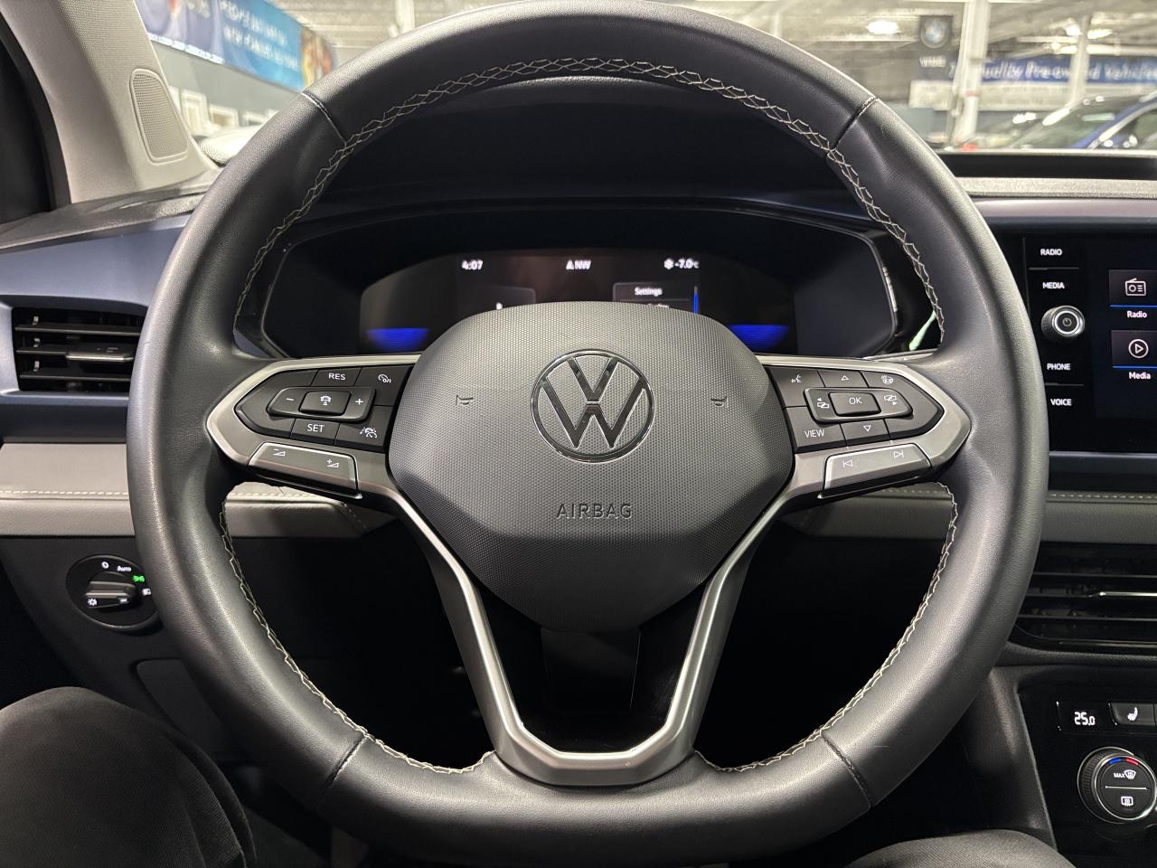 2024 Volkswagen Taos Comfortline|PANOROOF|LEATHER|CARPLAY|BACKUPCAM|+++ Photo