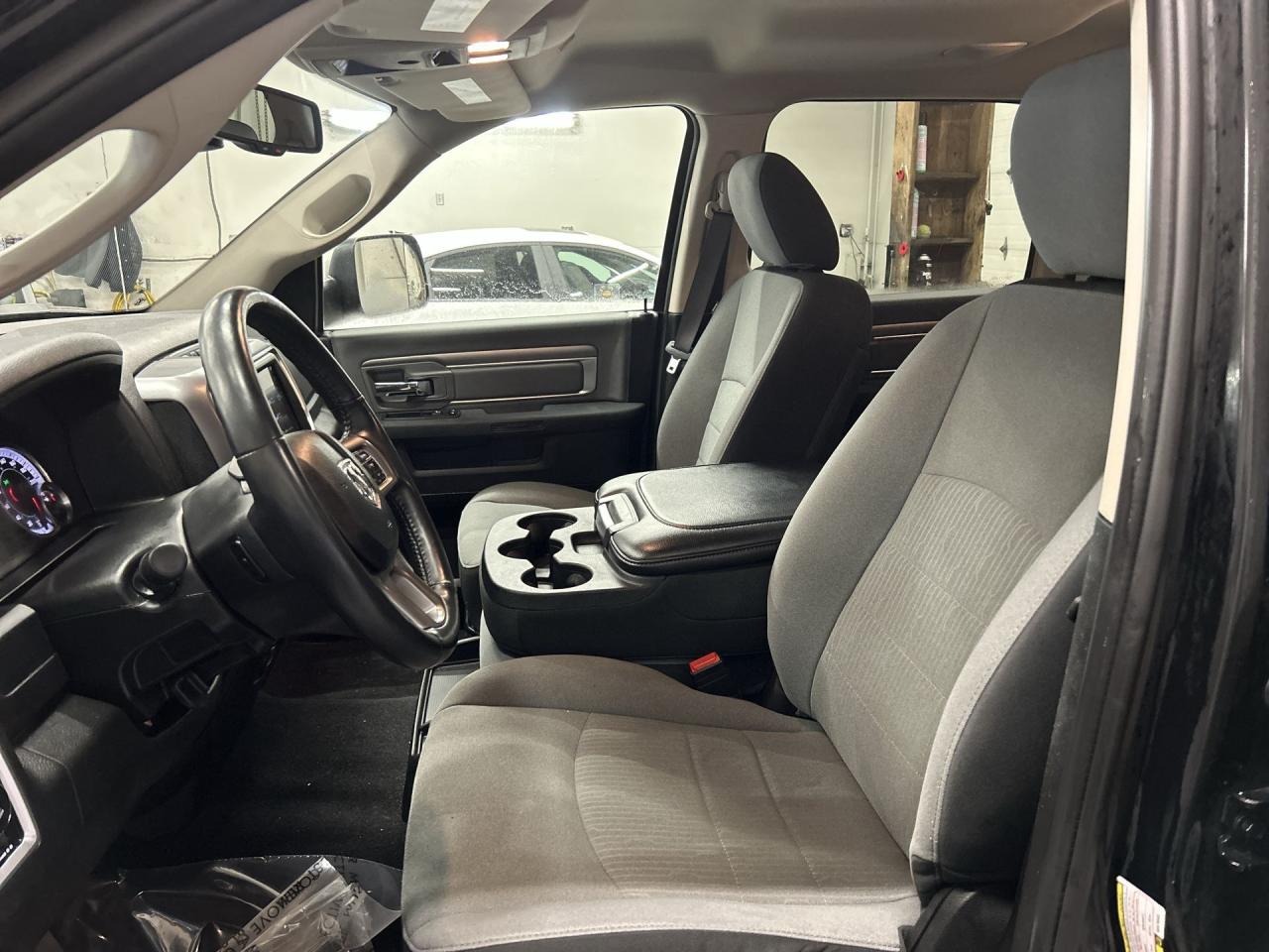 2021 RAM 1500 Classic ONLY 41,000KMS | 4X4 HEMI V8 | HTD SEATS | CARPLAY Photo