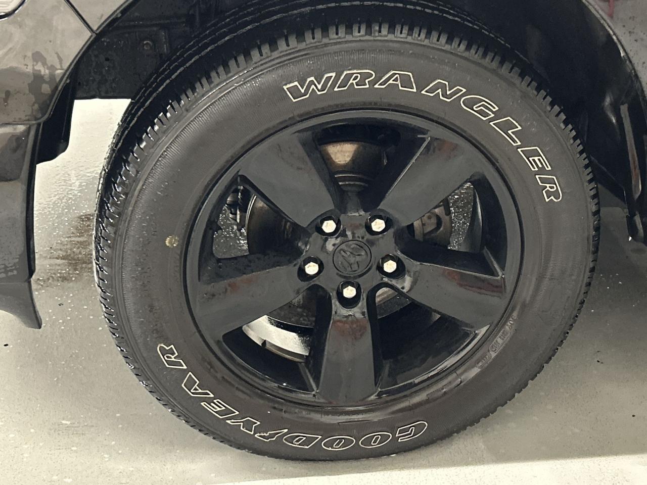 2021 RAM 1500 Classic ONLY 41,000KMS | 4X4 HEMI V8 | HTD SEATS | CARPLAY Photo