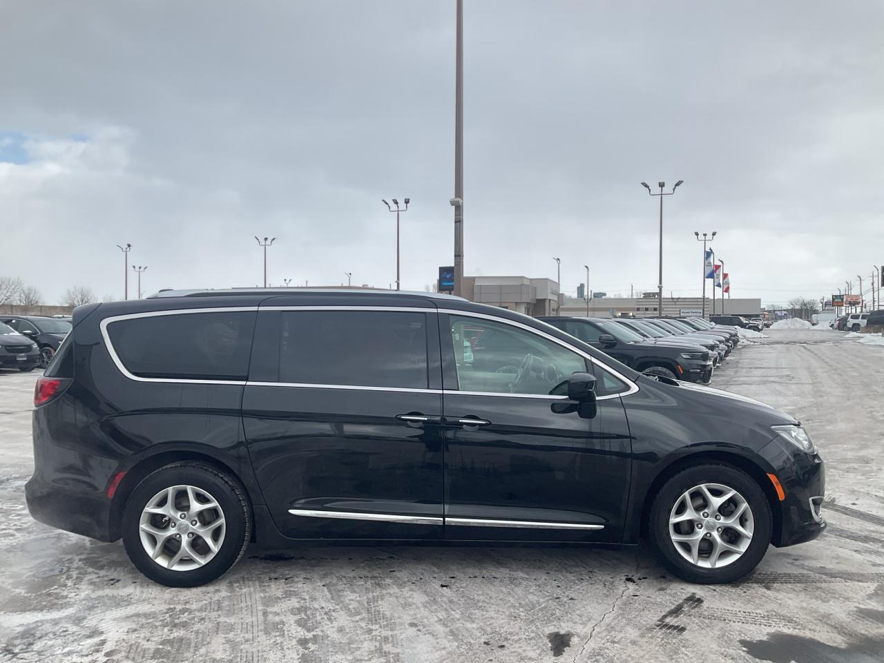 2018 Chrysler Pacifica NAV / POWER SLIDING DOORS / REMOTE START Photo