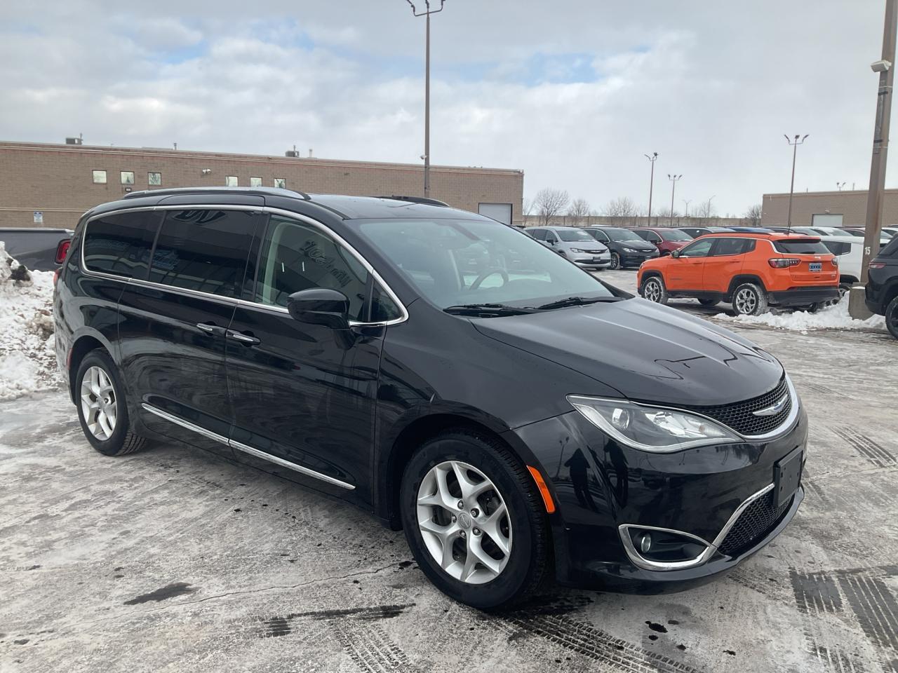 2018 Chrysler Pacifica NAV / POWER SLIDING DOORS / REMOTE START Photo