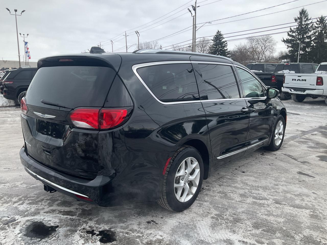 2018 Chrysler Pacifica NAV / POWER SLIDING DOORS / REMOTE START Photo