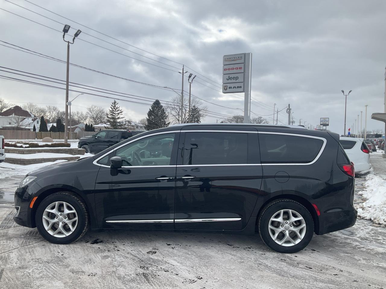 2018 Chrysler Pacifica NAV / POWER SLIDING DOORS / REMOTE START Photo