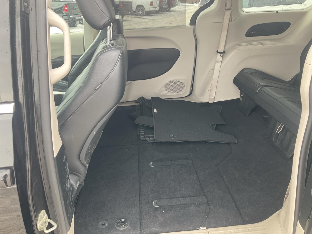 2018 Chrysler Pacifica NAV / POWER SLIDING DOORS / REMOTE START Photo