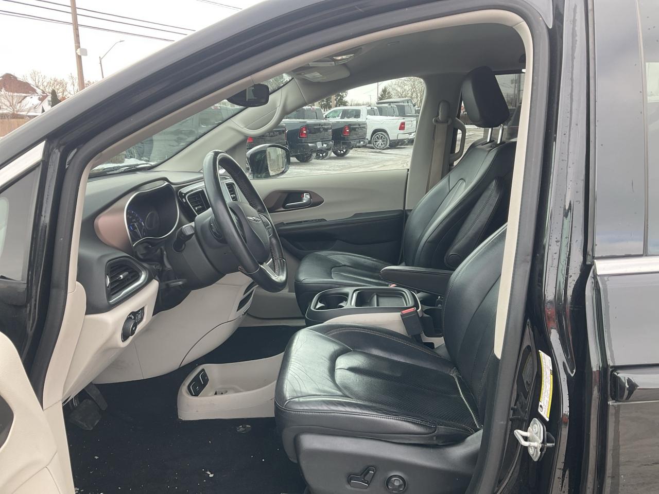 2018 Chrysler Pacifica NAV / POWER SLIDING DOORS / REMOTE START Photo