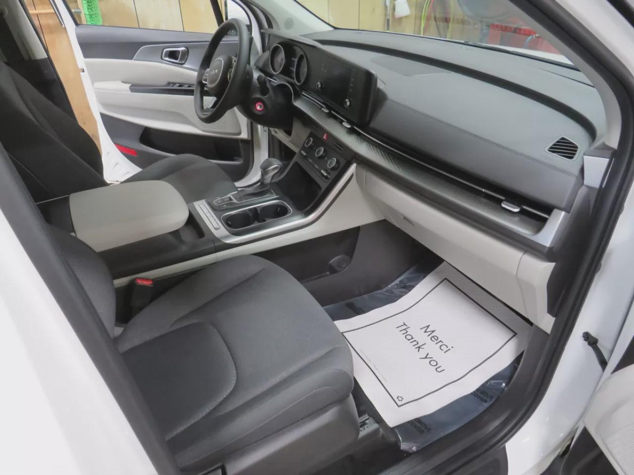 2024 Kia Carnival LX (**RARE!!**GREAT WORK VAN!!**CUSTOM SHELVING UNIT INSTALLED INSIDE!!**ORANGE BECON LIGHT ON ROOF!!**LOW KM!!**ALLOY RIMS**DIGITAL TOUCHSCREEN**REVERSE CAMERA**LANE ASSIST**USB/AUX**ELECTRIC PARKING BRAKE**CRUISE CONTROL**BLUETOOTH**) Photo3