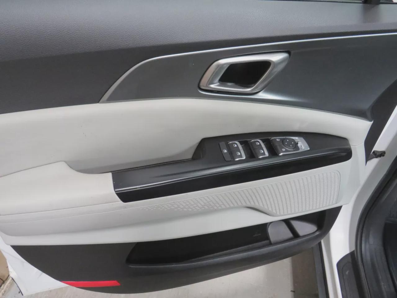 2024 Kia Carnival LX (**RARE!!**GREAT WORK VAN!!**CUSTOM SHELVING UNIT INSTALLED INSIDE!!**ORANGE BECON LIGHT ON ROOF!!**LOW KM!!**ALLOY RIMS**DIGITAL TOUCHSCREEN**REVERSE CAMERA**LANE ASSIST**USB/AUX**ELECTRIC PARKING BRAKE**CRUISE CONTROL**BLUETOOTH**) Photo