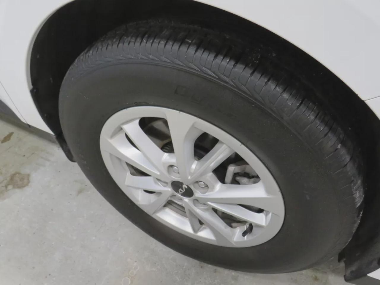 2024 Kia Carnival LX (**RARE!!**GREAT WORK VAN!!**CUSTOM SHELVING UNIT INSTALLED INSIDE!!**ORANGE BECON LIGHT ON ROOF!!**LOW KM!!**ALLOY RIMS**DIGITAL TOUCHSCREEN**REVERSE CAMERA**LANE ASSIST**USB/AUX**ELECTRIC PARKING BRAKE**CRUISE CONTROL**BLUETOOTH**) Photo