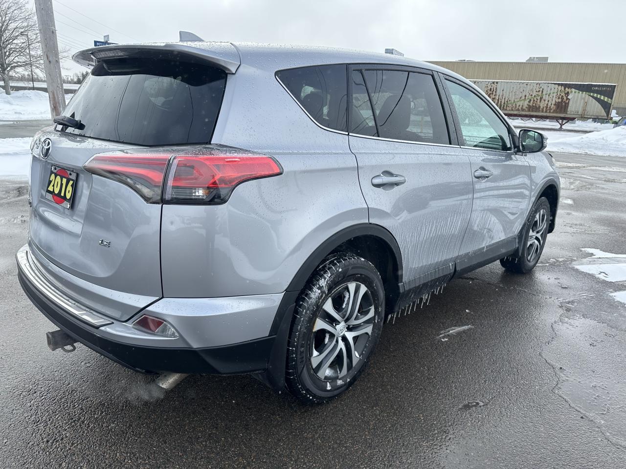 2016 Toyota RAV4 FWD 4dr LE Photo4