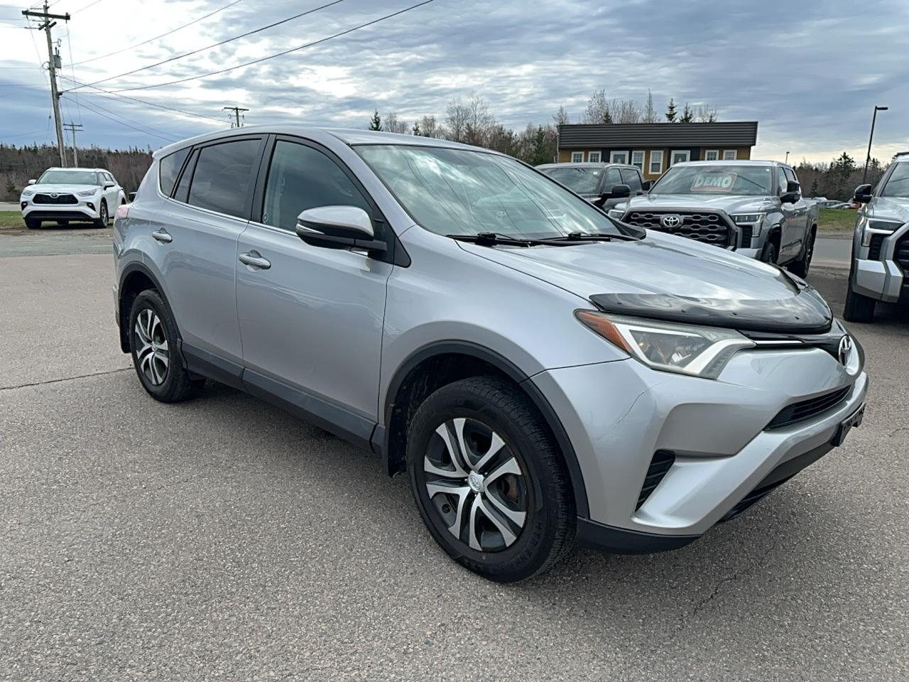 2016 Toyota RAV4 FWD 4dr LE Photo2