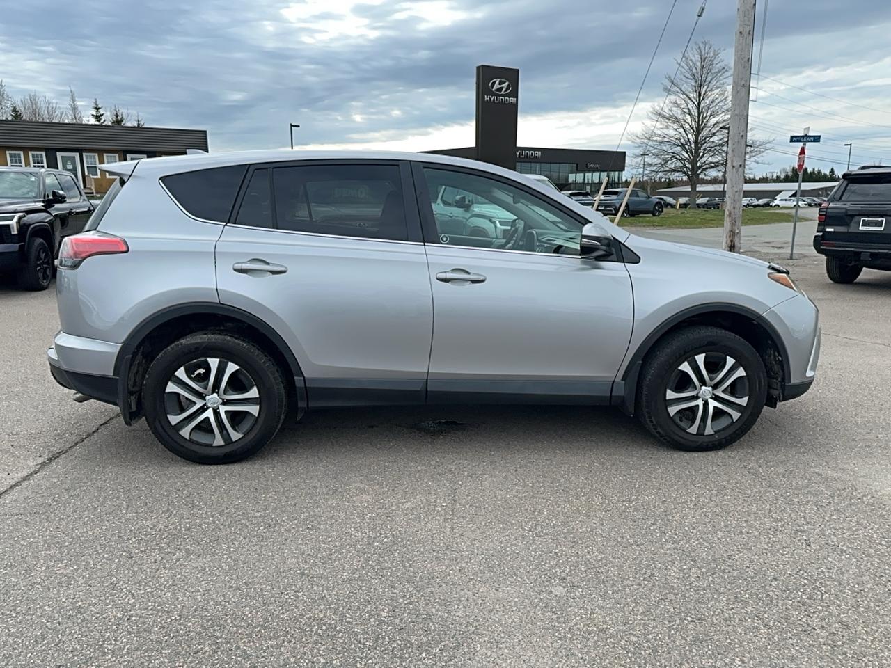 2016 Toyota RAV4 FWD 4dr LE Photo3