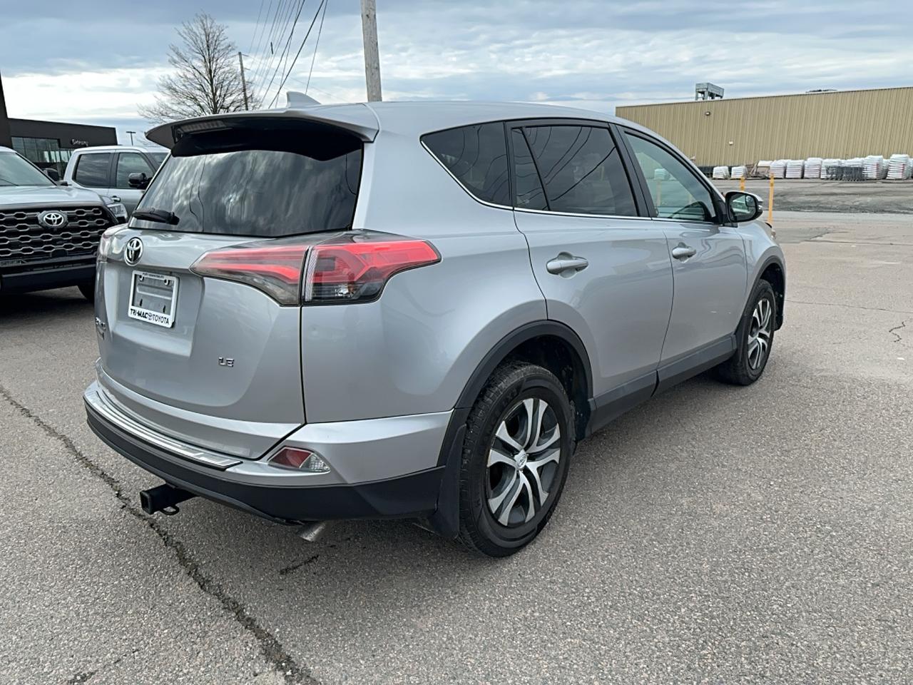 2016 Toyota RAV4 FWD 4dr LE Photo4