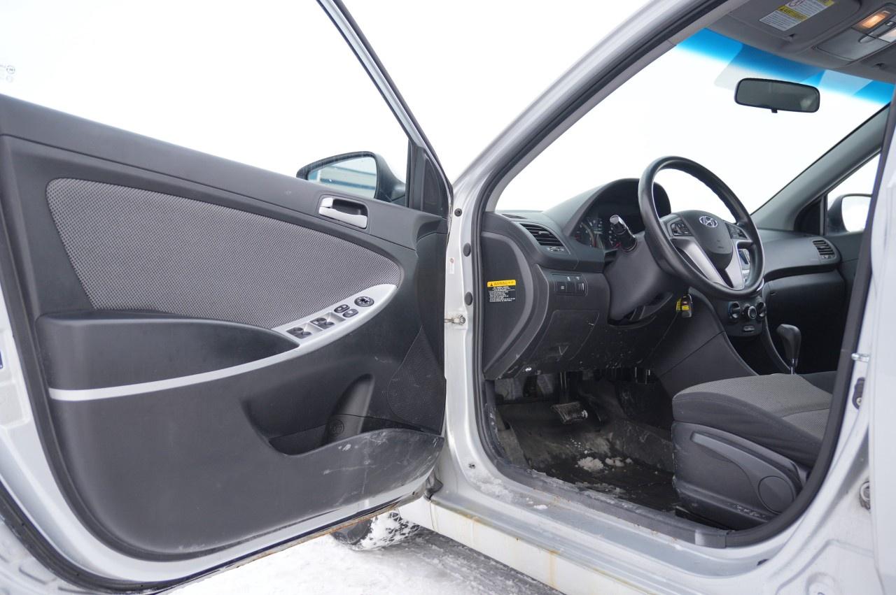 2012 Hyundai Accent 5DR HB AUTO GL Photo