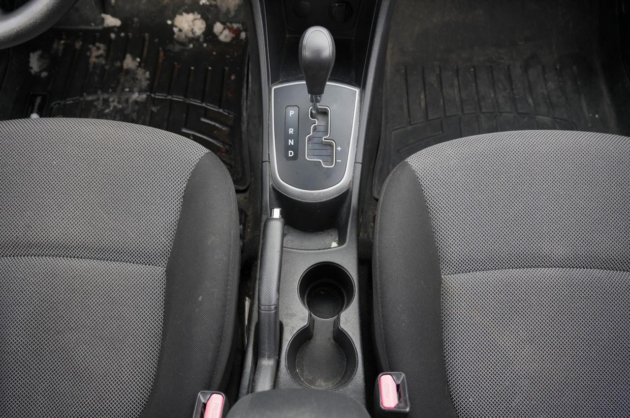 2012 Hyundai Accent 5DR HB AUTO GL Photo