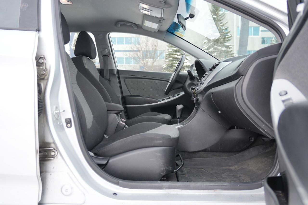 2012 Hyundai Accent 5DR HB AUTO GL Photo