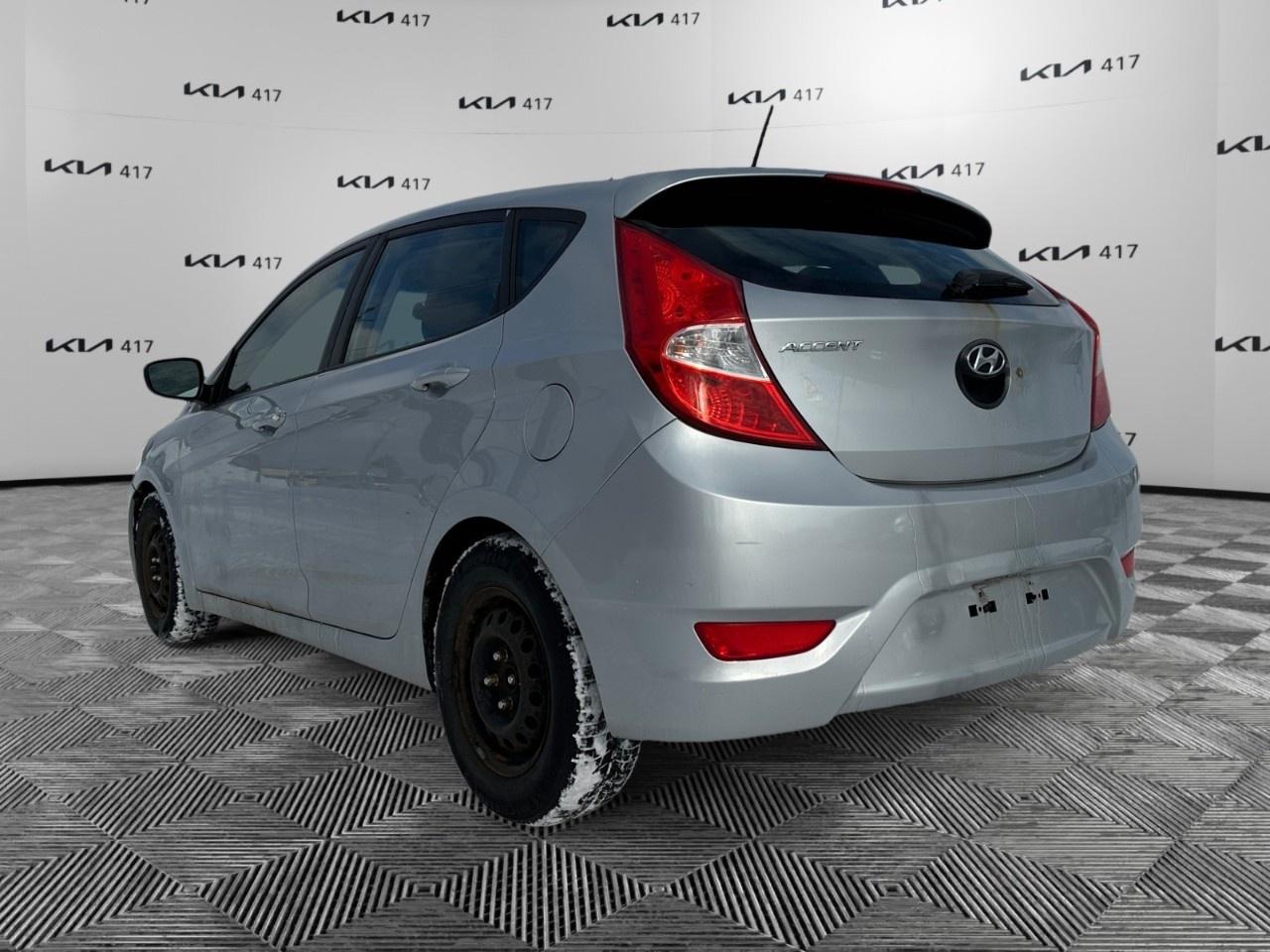 2012 Hyundai Accent 5DR HB AUTO GL Photo2