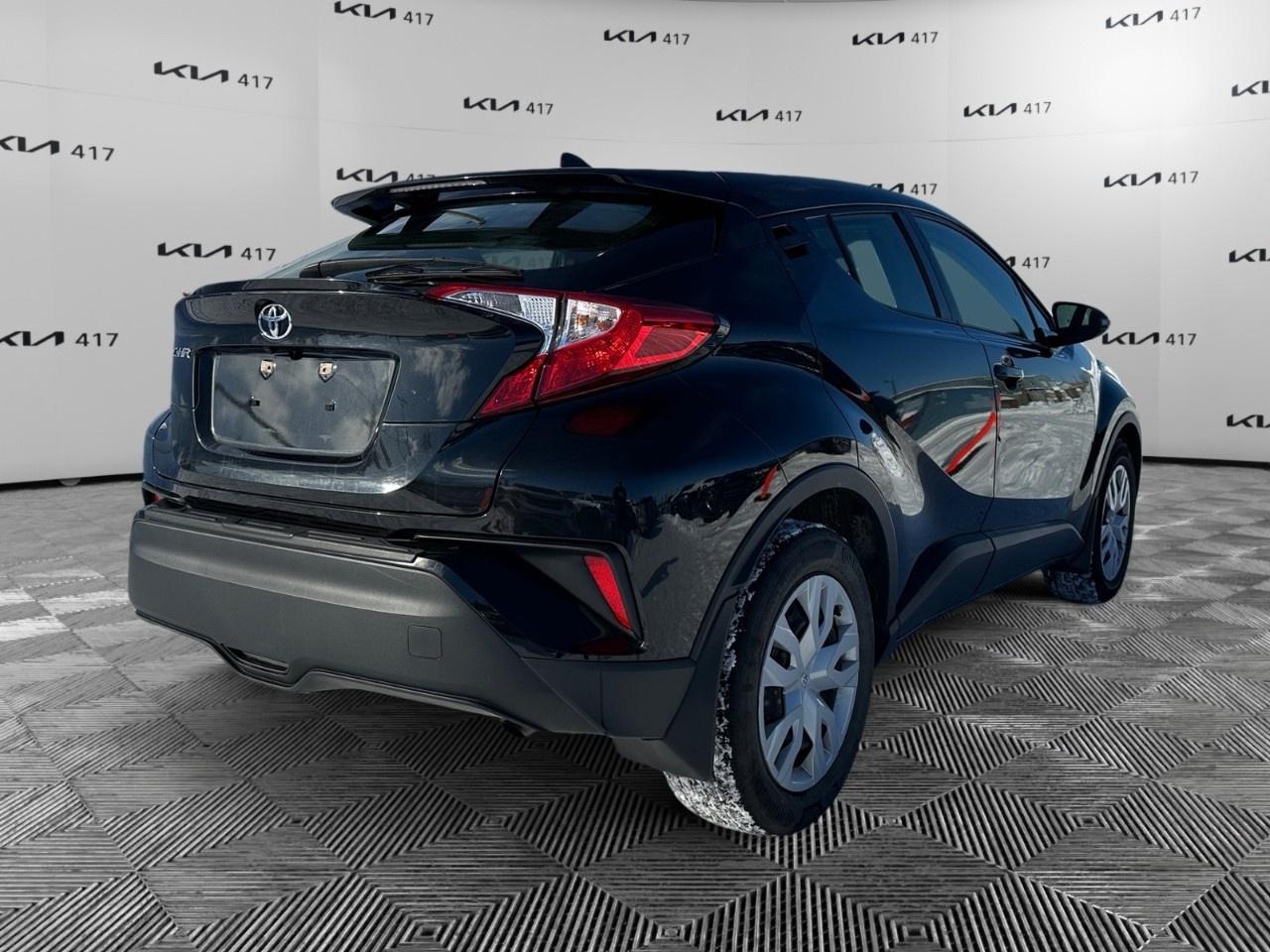 2021 Toyota C-HR LE FWD Photo4