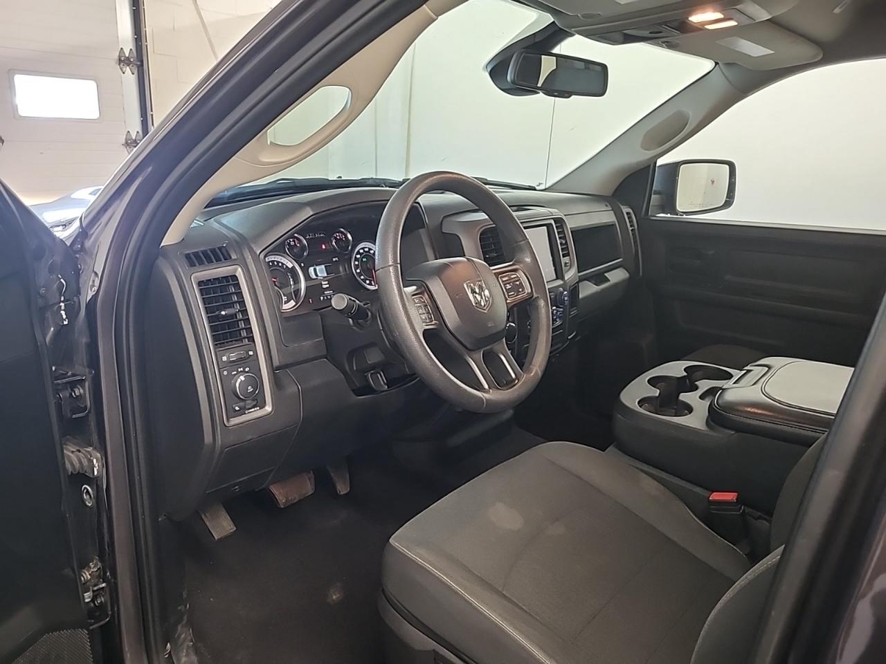 2022 RAM 1500 Classic 4WD | NO ACCIDENTS | SXT PKG | CONV PKG Photo