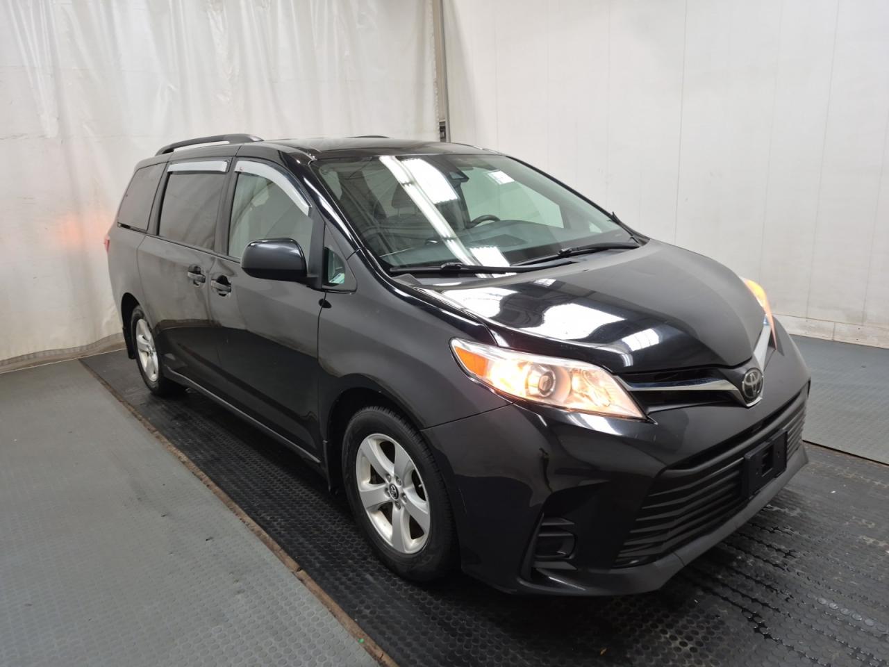 2019 Toyota Sienna LE | ALLOYS | NO ACCIDENTS | APP CONNECT Photo