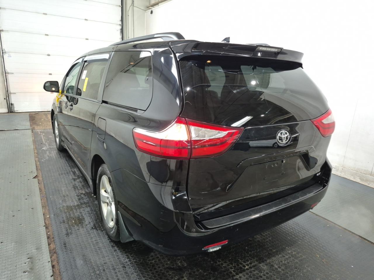 2019 Toyota Sienna LE | ALLOYS | NO ACCIDENTS | APP CONNECT Photo