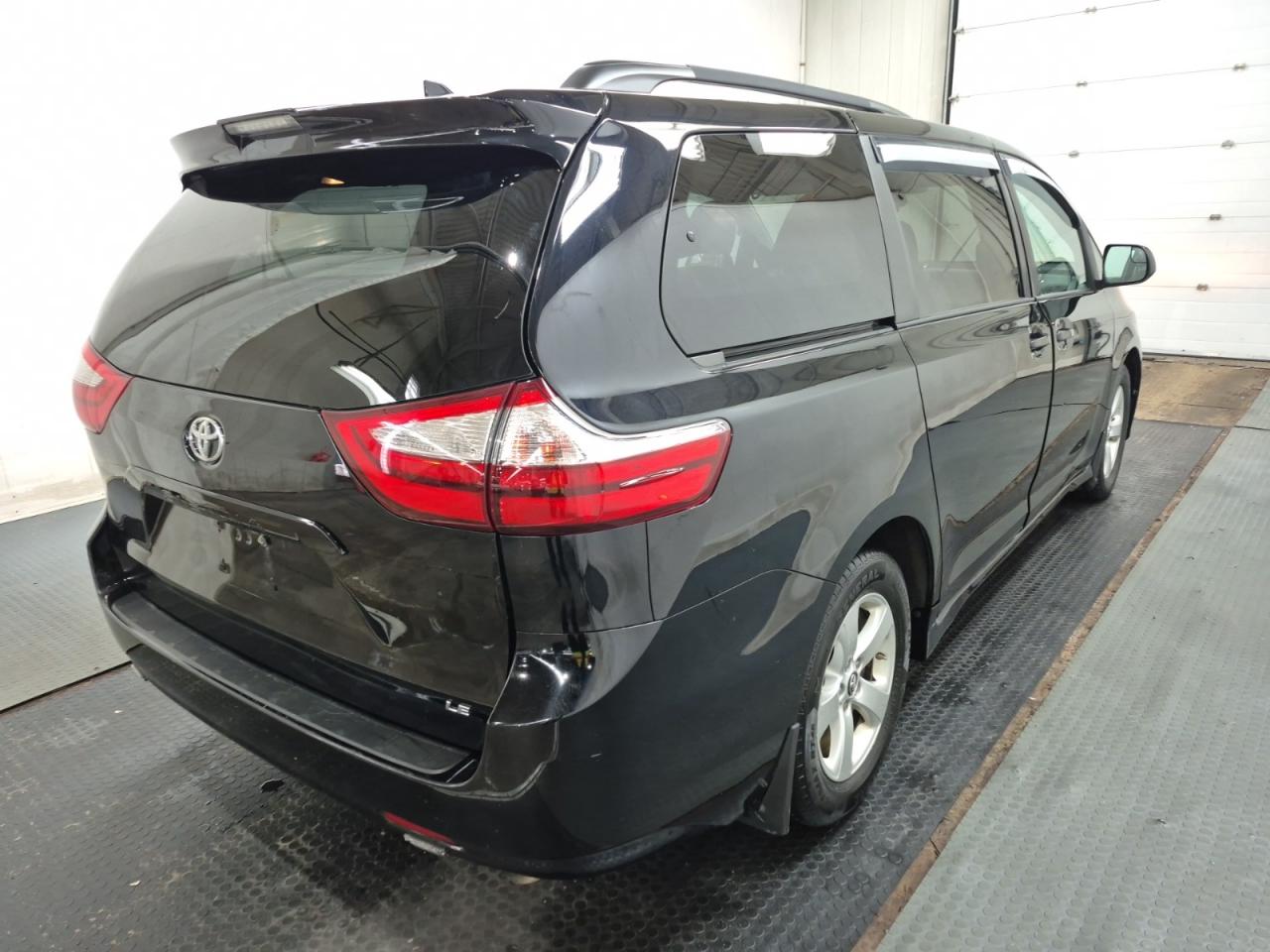 2019 Toyota Sienna LE | ALLOYS | NO ACCIDENTS | APP CONNECT Photo