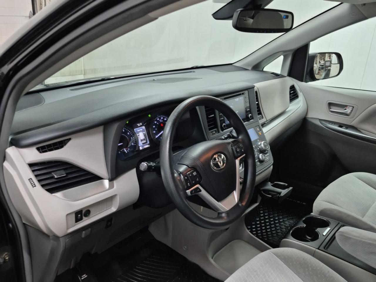 2019 Toyota Sienna LE | ALLOYS | NO ACCIDENTS | APP CONNECT Photo