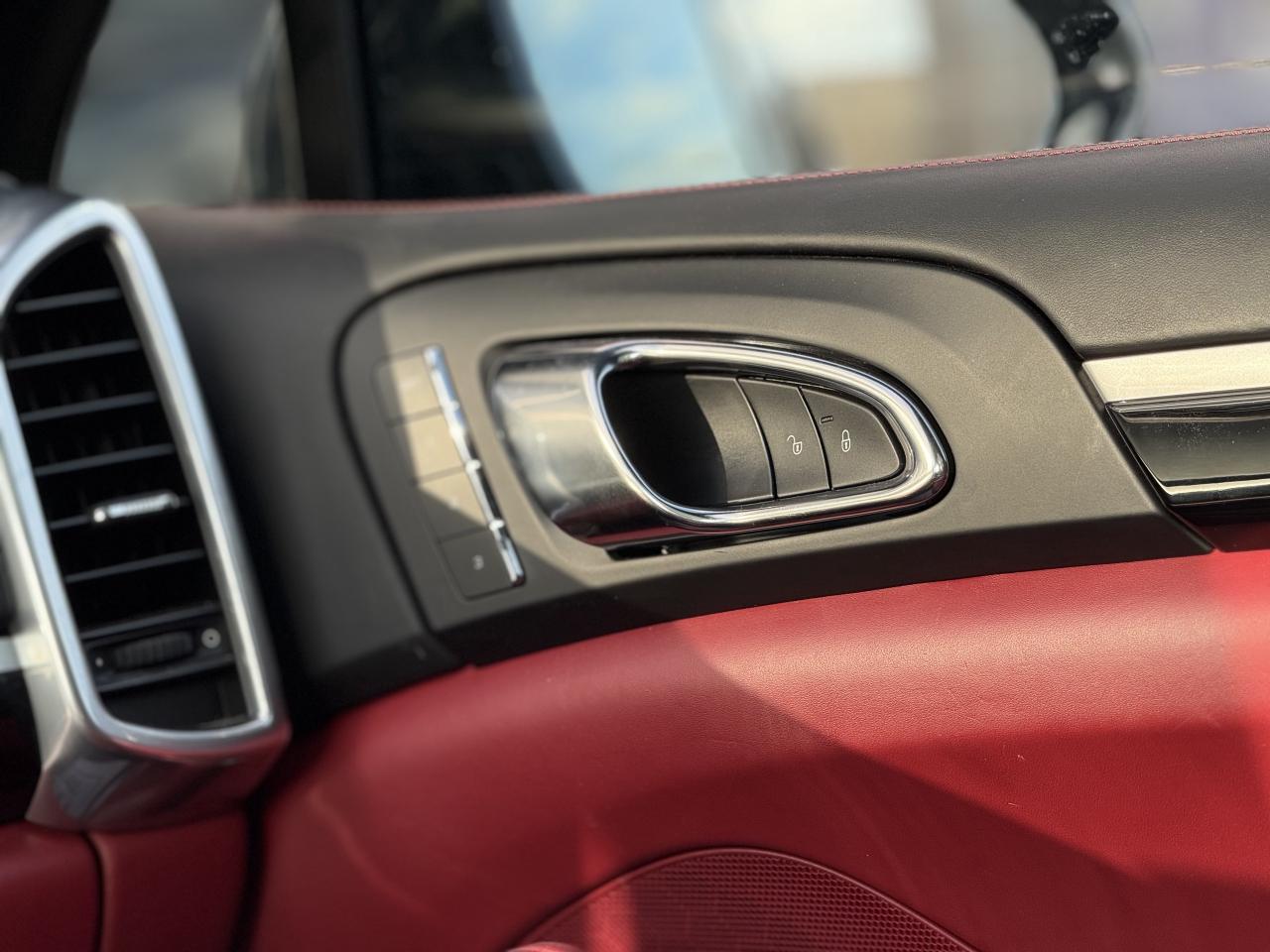 2016 Porsche Cayenne | PREMIUM | BOSE | PANO | RED LEATHER Photo