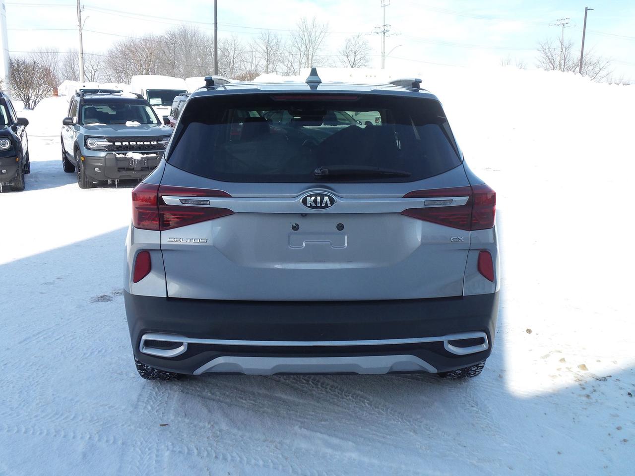 2021 Kia Seltos EX, AWD, LEATHER, MOONROOF, HEATED SEATS AND WHEEL Photo