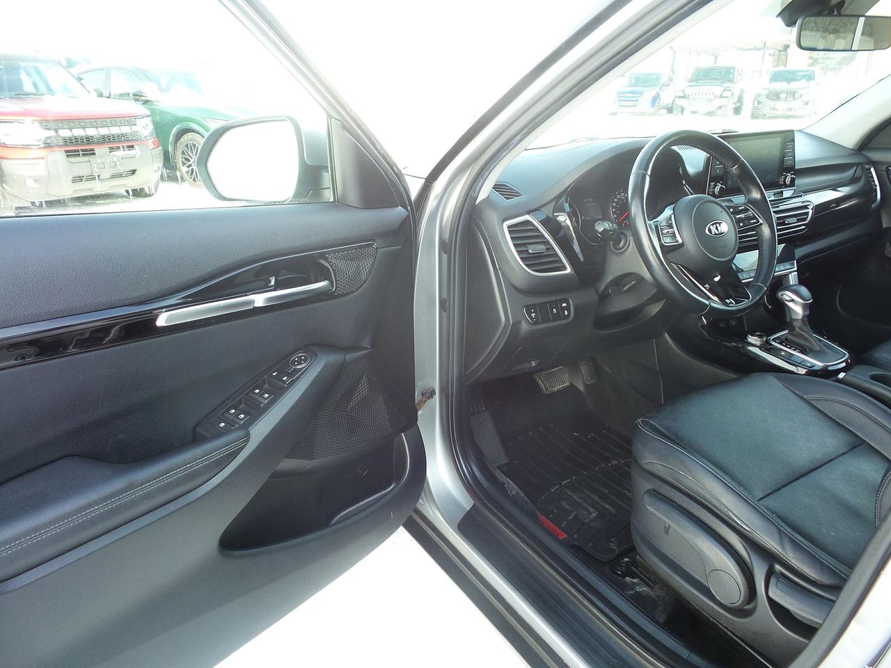 2021 Kia Seltos EX, AWD, LEATHER, MOONROOF, HEATED SEATS AND WHEEL Photo