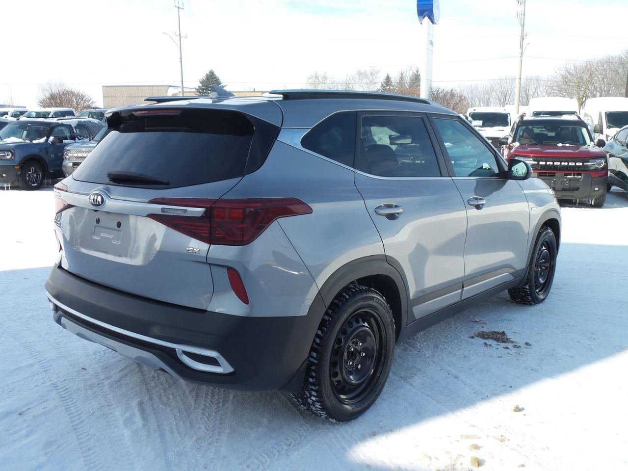 2021 Kia Seltos EX, AWD, LEATHER, MOONROOF, HEATED SEATS AND WHEEL Photo4